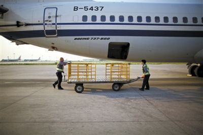 首都机场行李装卸员年均搬运行李19万件